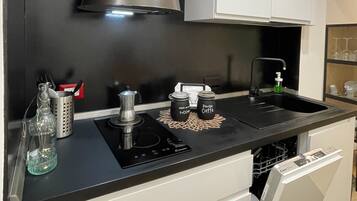 Fridge, oven, stovetop, dishwasher