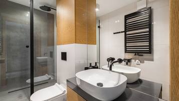 Gallery Studio, 1 Queen Bed with Sofa bed | Bathroom | Shower, hair dryer, towels, soap