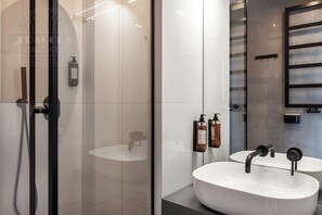 Design Studio, 1 Queen Bed with Sofa bed | Bathroom | Shower, hair dryer, towels, soap - ArtSquare by Fragola Apartments (Kraków)