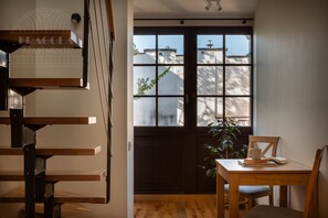 Familieleilighet, 1 queensize-seng med sovesofa | Terrasse/patio