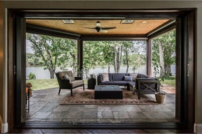 Stunning Luxury Villa on the Lake - Play in Nashville, Relax at the Lake!