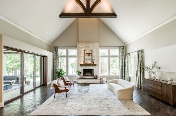 Smart TV, fireplace
