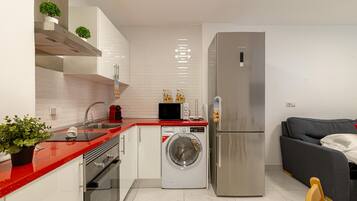 Een koelkast, een magnetron, een oven, een kookplaat