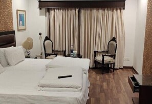 Quarto casal luxo | Ferros/tábuas de passar roupa, Wi-Fi de cortesia