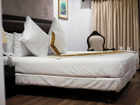 Quarto casal luxo | Ferros/tábuas de passar roupa, Wi-Fi de cortesia