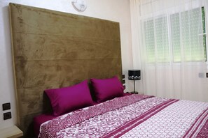 2 chambres, bureau, fer et planche à repasser, lit parapluie