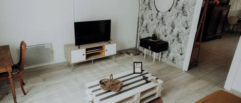 Desk, iron/ironing board, WiFi, bed sheets