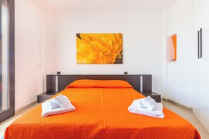 5 bedrooms, iron/ironing board, bed sheets
