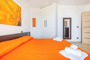 5 bedrooms, iron/ironing board, bed sheets