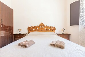 3 quartos, acesso à internet, roupa de cama