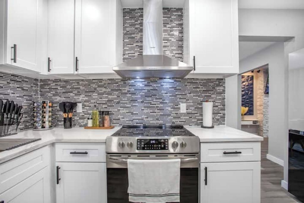 Kylskåp, mikrovågsugn, ugn och diskmaskin