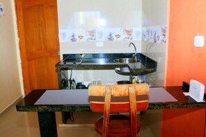 Estudio | Cocina privada | Refrigerador, parrilla de estufa, lavavajillas y utensilios de cocina 