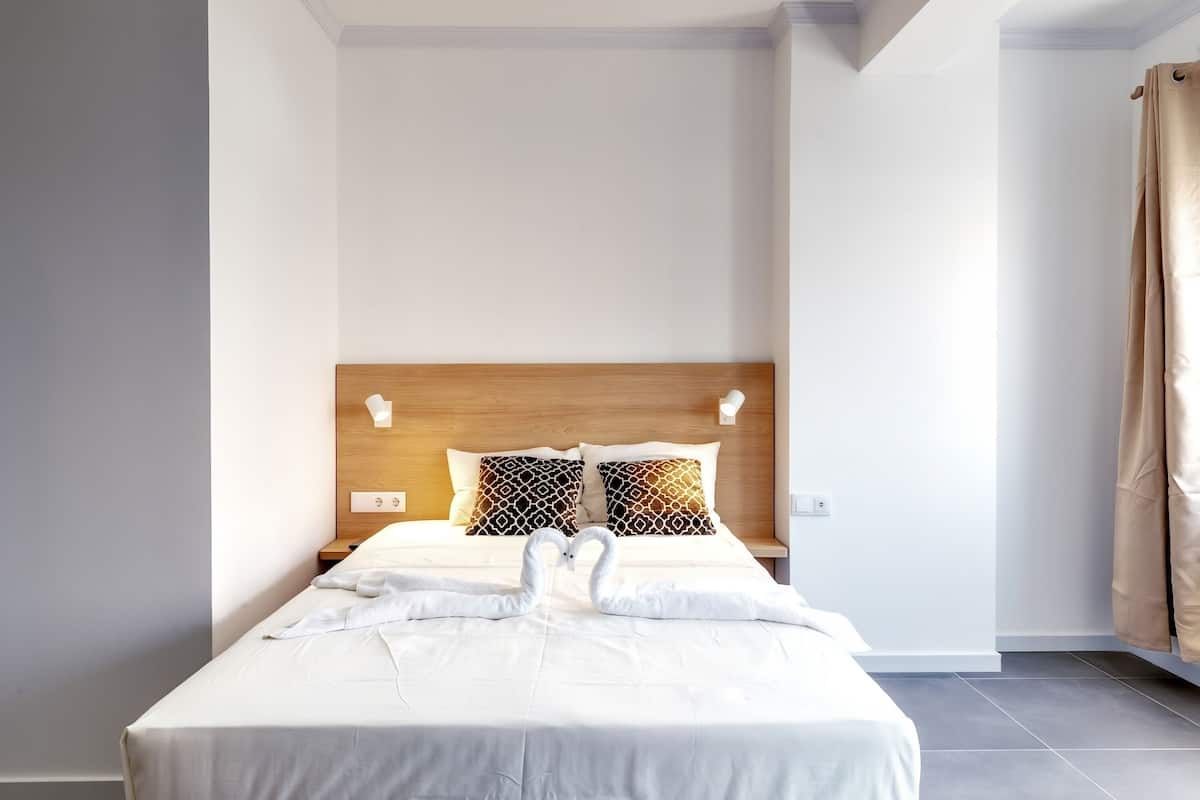 1 bedroom, desk, laptop workspace, free WiFi
