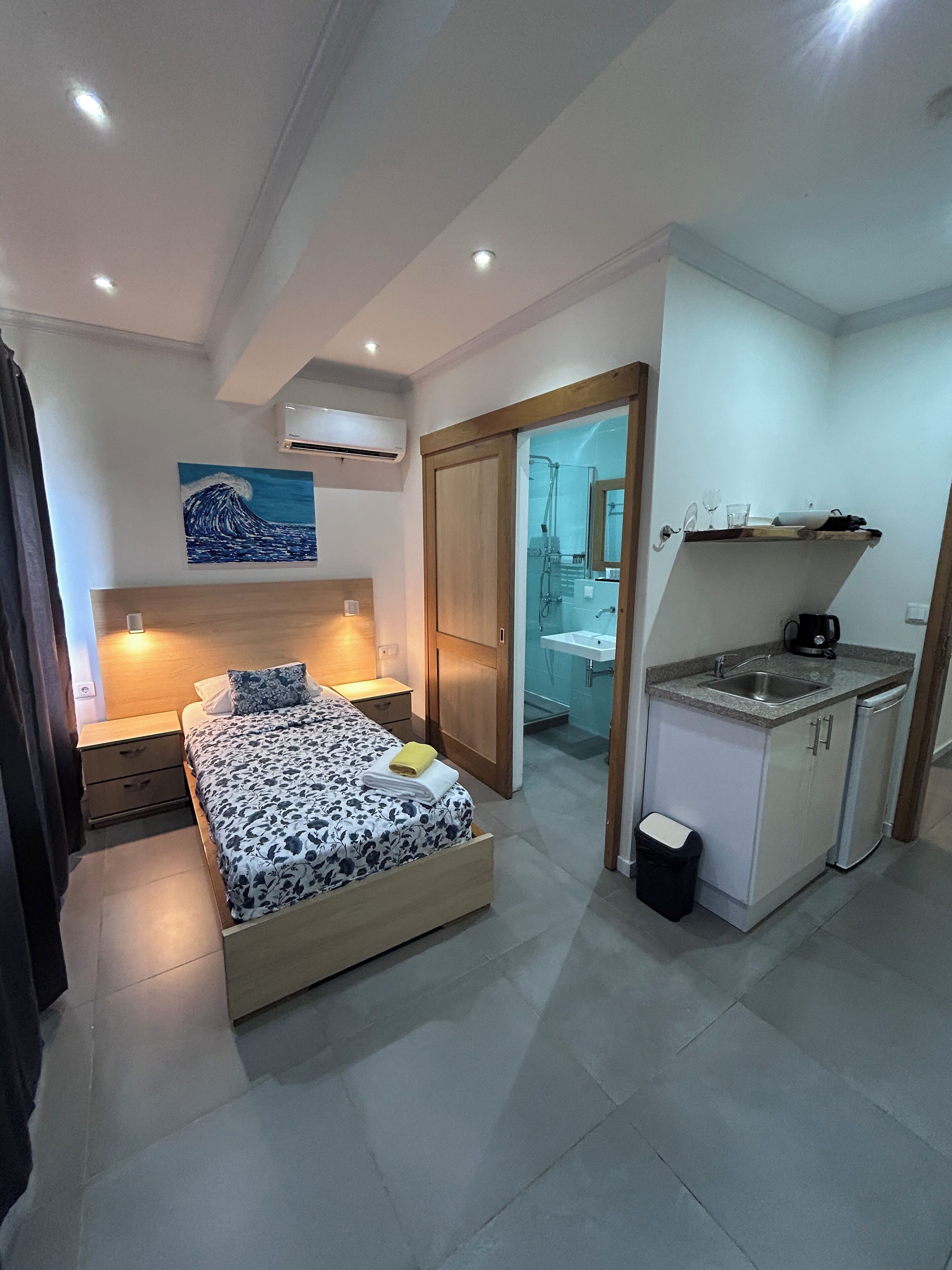 Quarto solteiro básico | Escrivaninha, espaço de trabalho para notebook, Wi-Fi de cortesia