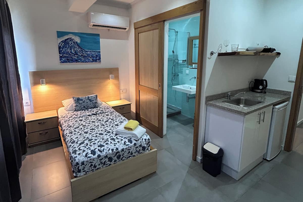 Quarto solteiro básico | Escrivaninha, espaço de trabalho para notebook, Wi-Fi de cortesia