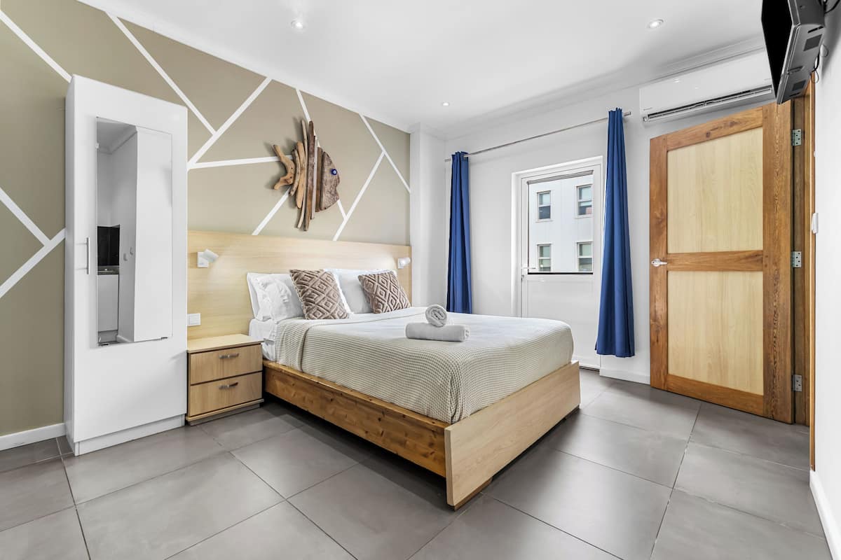 Desk, laptop workspace, WiFi (free), bed sheets