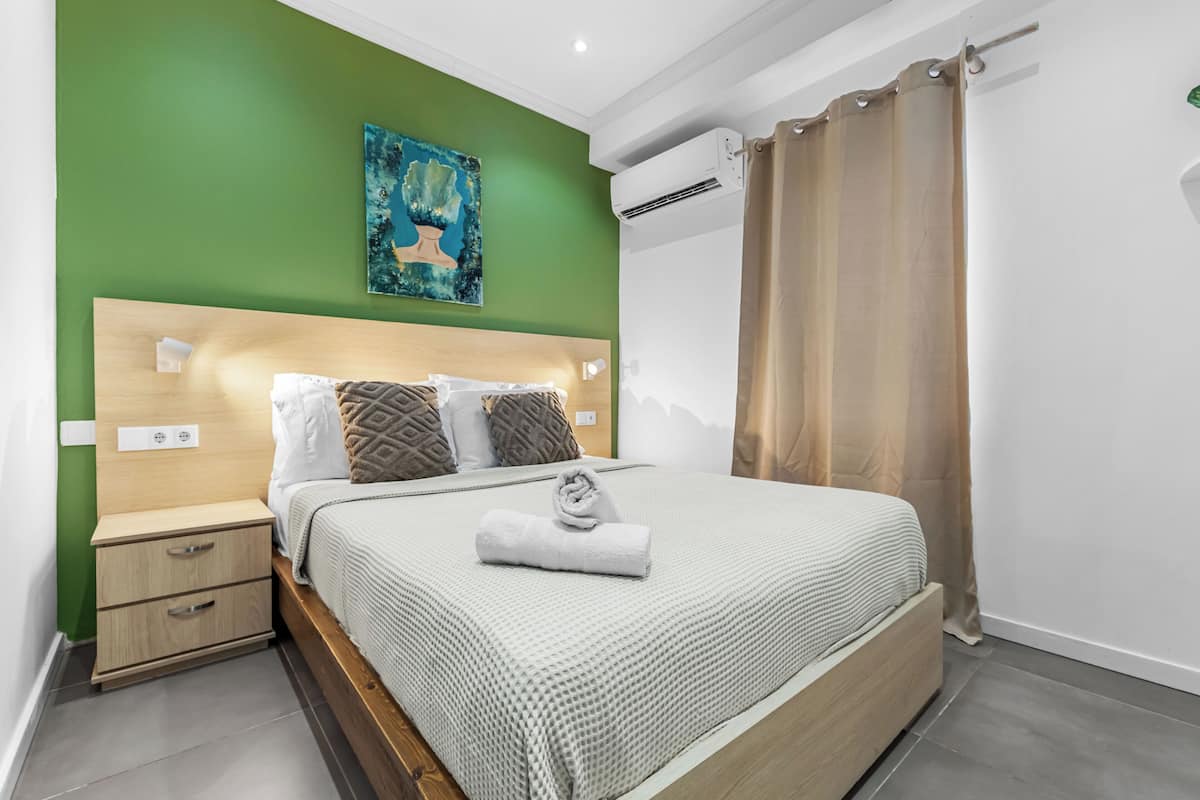 Desk, laptop workspace, WiFi (free), bed sheets