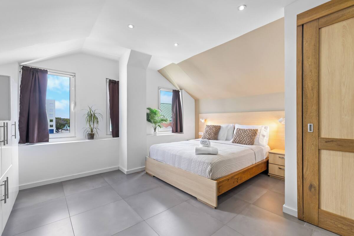 Desk, laptop workspace, WiFi (free), bed sheets
