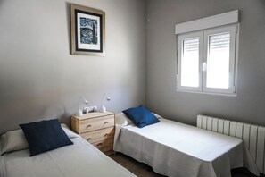 2 bedrooms, iron/ironing board, travel cot, free WiFi
