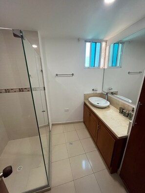 Bañera y ducha independientes, bañera profunda y toallas