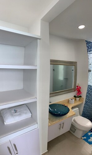 Apartamento | Banheiro | Banheira e chuveiro separados, banheira de imersão, toalhas de banho 