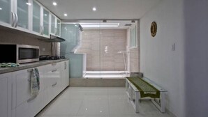 Fridge, microwave, stovetop, dishwasher - Apartment 2c2-2 in the Historic Center (Cartagena)