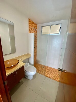 Apartment | Bathroom | Separate bathtub and shower, deep-soaking bathtub, towels - Apartamento Al-4 Frente al mar Piscina y Wifi (Cartagena)