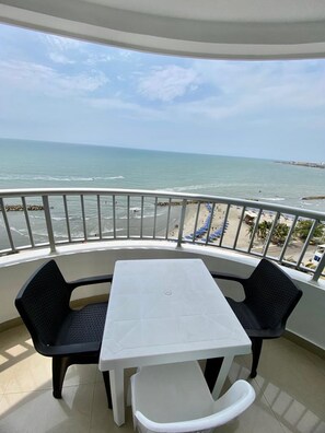 Apartment | Outdoor dining