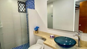 A bathroom with a toilet, sink, and shower. - Apartment Al-1 Facing the sea With Pool and Wifi (Cartagena)
