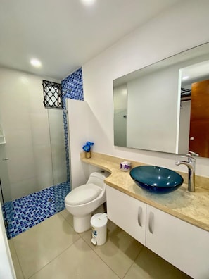 Apartment | Bathroom | Separate bathtub and shower, deep-soaking bathtub, towels, toilet paper - Apartment Al-1 Facing the sea With Pool and Wifi (Cartagena)