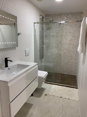 Appartement | Badkamer | Een aparte badkuip en douche, een diep bad, handdoeken, toiletpapier