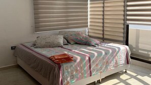 A bedroom with a bed, a ceiling fan, and a window with blinds. - 3mr8 Duplex Apartment Close To The Sea With Pool (Cartagena)