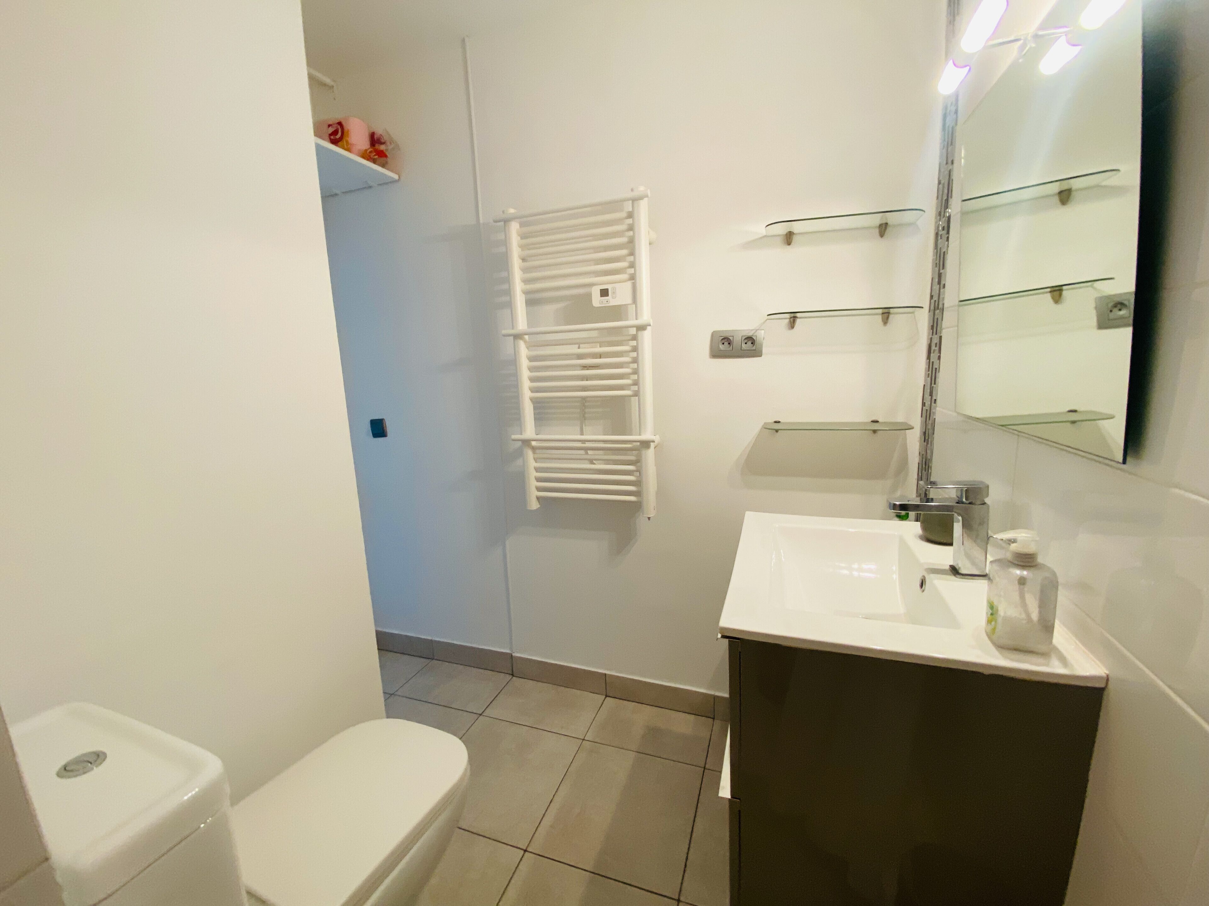 Een douche, een haardroger, handdoeken