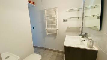 Een douche, een haardroger, handdoeken
