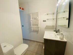 Douche, sèche-cheveux, serviettes fournies