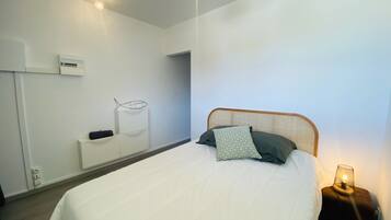 1 slaapkamer, een strijkplank/strijkijzer, wifi, beddengoed
