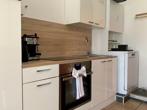 Refrigerador, microondas, horno y lavavajillas 