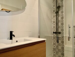 Dusche, Haartrockner, Handtücher