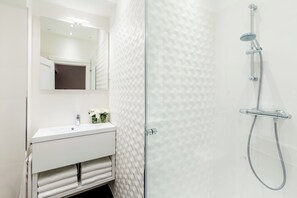 Dusche, Haartrockner, Handtücher, Toilettenpapier