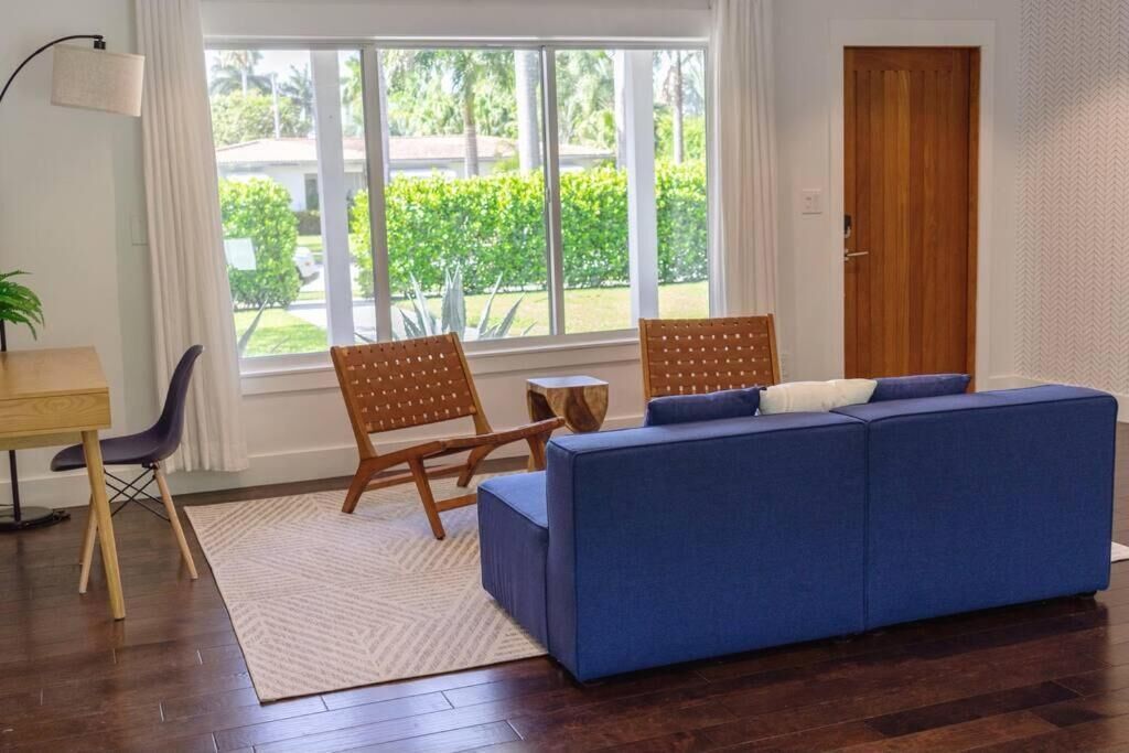 TV connectée, table de tennis de table, livres