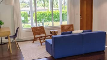 TV connectée, table de tennis de table, livres