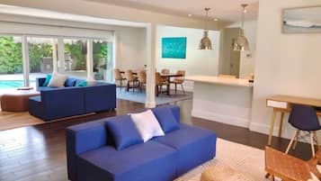 TV connectée, table de tennis de table, livres