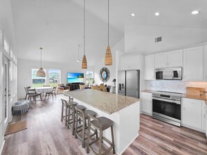 Geladeira, micro-ondas, fogão, cooktop