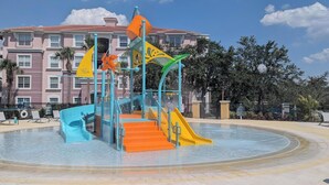 Een waterpark met een meerlaags waterglijbaan en een zwembad.