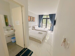 Hypo-allergenic bedding, pillow-top beds, desk, blackout curtains - La Maison De Dino (Phu Quoc)
