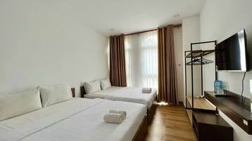 Kamar Double Basic, 2 Tempat Tidur Queen, pemandangan kota | Seprai antialergi, bantalan ekstra lembut, dan meja kerja