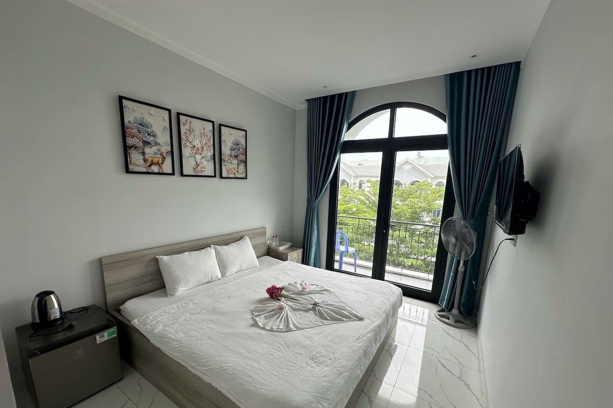 1 bedroom, hypo-allergenic bedding, pillow-top beds, desk