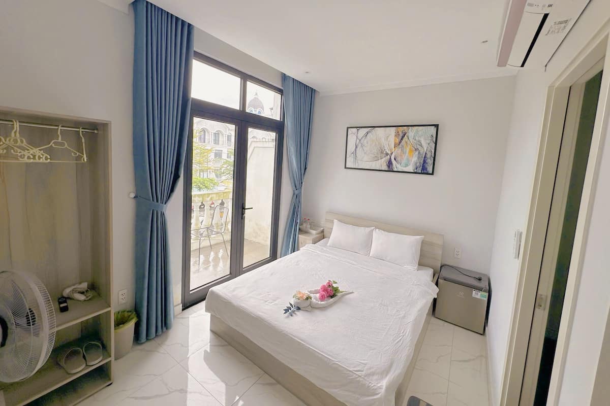 1 bedroom, hypo-allergenic bedding, pillow-top beds, desk