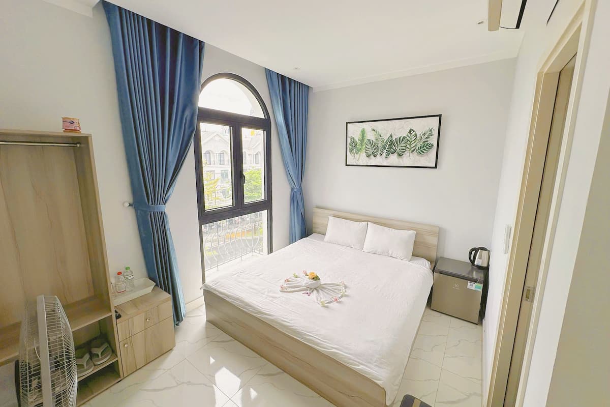 1 bedroom, hypo-allergenic bedding, pillow-top beds, desk