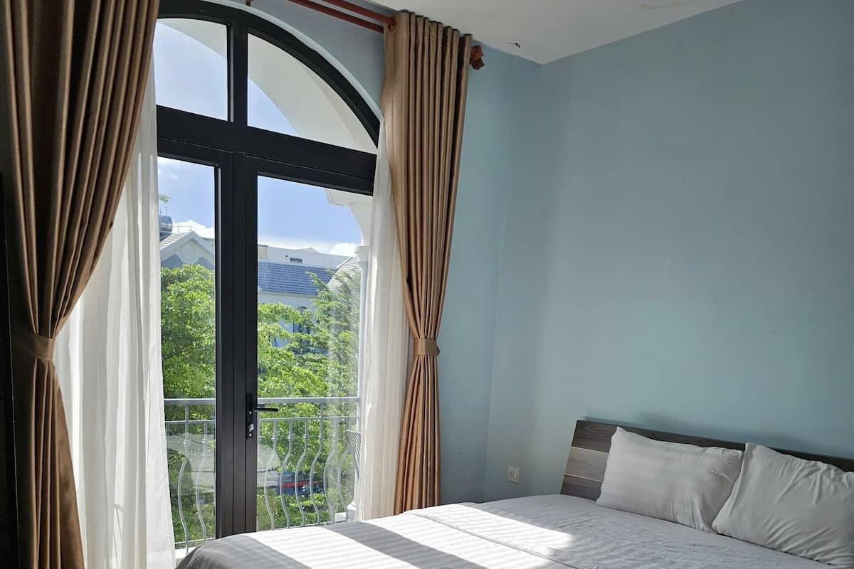 Comfort Room | Peralatan tempat tidur hipoalergenik, tilam berlapik, meja 